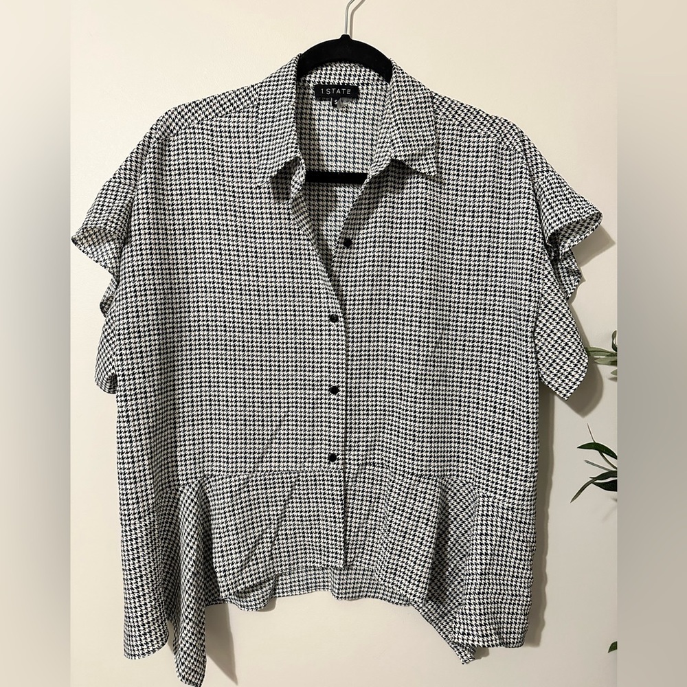 1 State Womens Button Up Top Blouse black and white‎ ruffle hem small